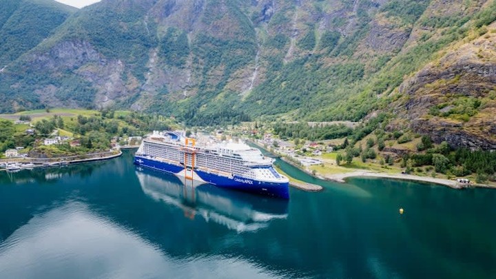 🏔️🇳🇴 Journey through the stunning Norwegian Fjords with Celebrity Cruises! Marvel at towering cliffs, serene waters, and enchanting villages. Don't miss this extraordinary adventure!